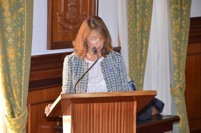 La profesora Celia Jiménez, en el Pleno de este jueves, durante la lectura del manifiesto (Foto TA)